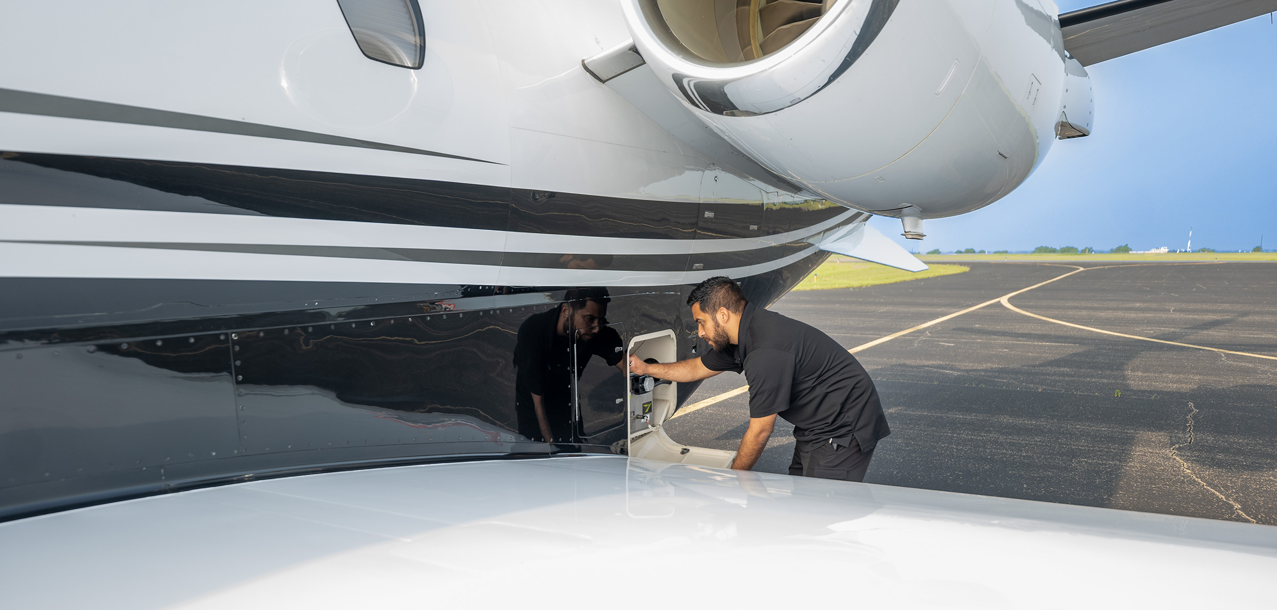 Plane Place Aviation technician performing aog response on business jet